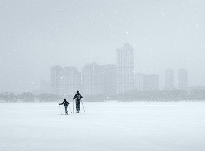两个人走在雪
